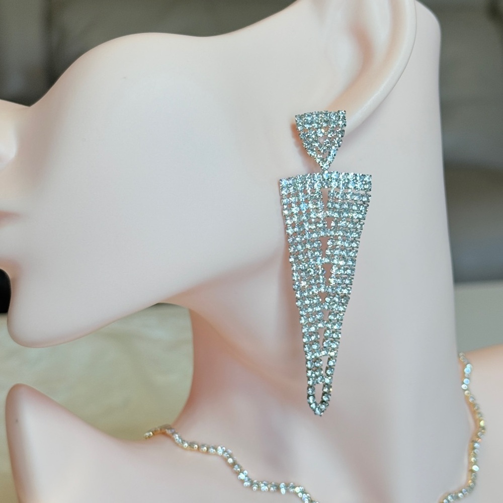 ⚜️ Luxury Silver Crystal Drop Earrings - Picture 3 of 9